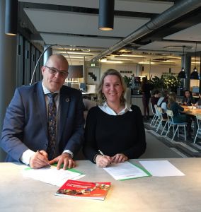De heer Lichtenberg, Wergeversservicepunt West-Brabant en mevrouw Biersma, Computer Profile ondertekenen convenant