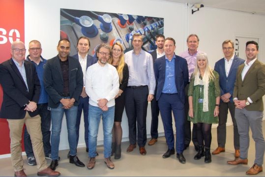 Groepsfoto van Juva en AMIS