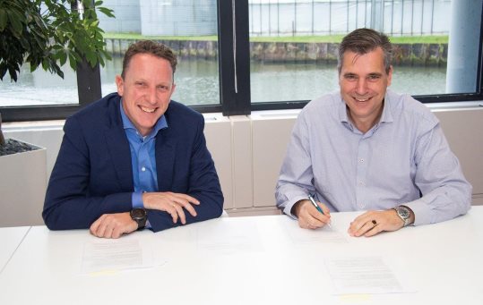 Het tekenmoment, links André van Dalen, rechts Frank Binnekamp (directeur van Juva).