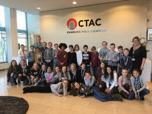 Basisschoolleerlingen krijgen introductie IT en programmeren op kantoor van Ctac