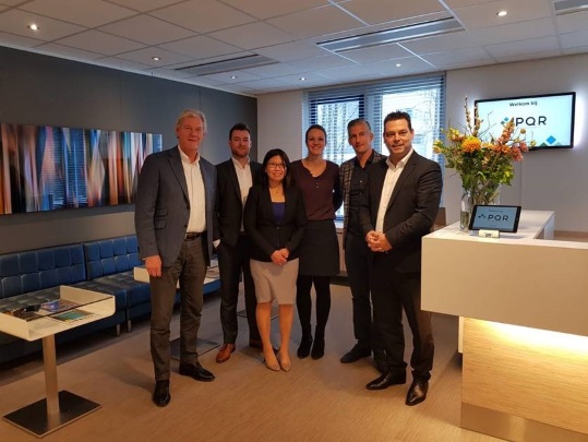 Na tekenen van de samenwerkingsovereenkomst, v.l.n.r.: Ronald Schaap, CEO (PQR), Jack Bruijn, accountmanager (Uniserver), SheauPeiChong, CTO (PQR), Marijke Kasius, directeur (PQR), Ronald Bezuur, CEO (Uniserver) en Emile Schouwstra, commercieel directeur (Uniserver).