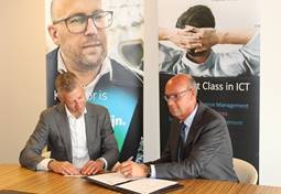 v.l.n.r. René Schenk en Goossen de Bruin bekrachtigen het partnership met een handtekening