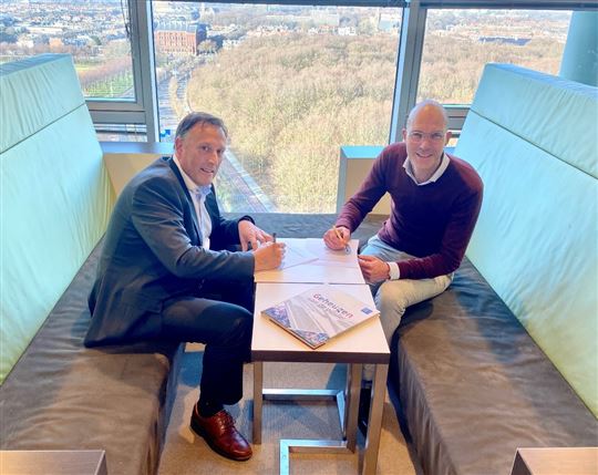 Links E-mergo managing director Aad van den Berg en rechts AWVN algemeen directeur Raymond Puts tijdens het tekenen van de Mantelovereenkomst op 17 januari 2022.