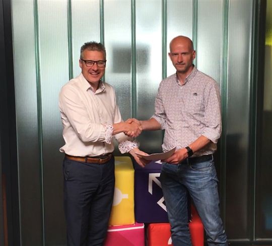 Raoul Coenegracht, Directeur, Circle Software (L) en Kees Neven, Directeur, Enable-U (R) bezegelen de ondertekende partnershipovereenkomst met een ferme handdruk.