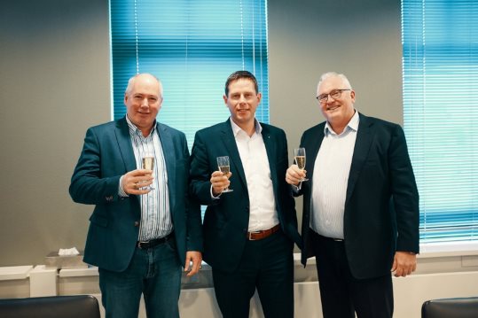 Eugene Tuijnman (Datacenter Brabant), Gerben van der Veen (Dataplace) en Sander Nieuwmeijer (Datacenter Brabant) proosten op de overname en de samenwerking