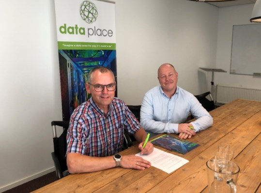 Michael Blaas (Veiligheidsregio Utrecht) en Dave Dekkers (Dataplace) tijdens het ondertekenen van de overeenkomst.