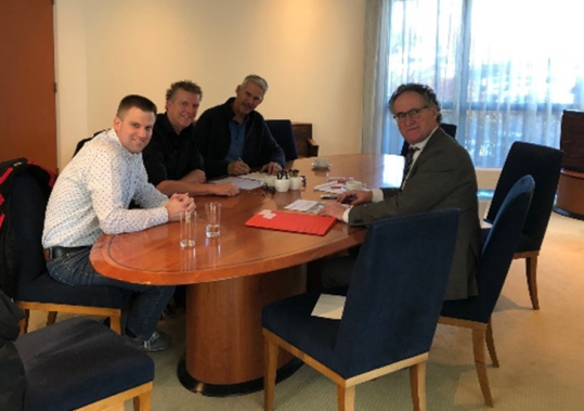 De formele overdracht bij de notaris, v.l.n.r. Rik Bruins van Art Of Automation, William Gitzels en Fred van Paassen van Stichting Glasvezelnetwerk Het Grootslag.