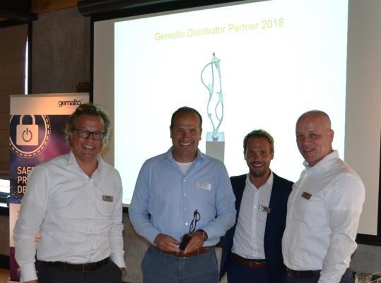 Op de foto van links naar rechts: Robert van Nouhuys (Gemalto), Kees Smulders (Exclusive Networks), Thijs Claassens (Gemalto) en Maurice Stolzenbach (Gemalto).