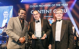Managing Director Sean Taylor van Content Guru neemt in Londen de award in ontvangst