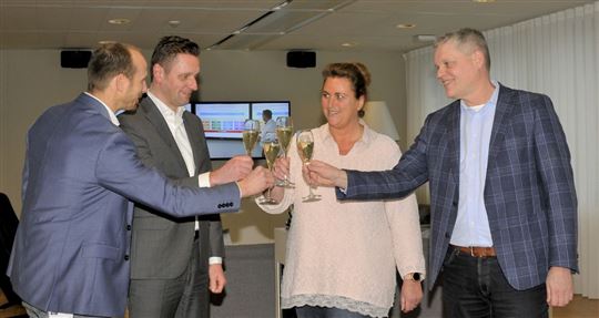 Op de foto v.l.n.r.: Ralf Duis, Accountmanager bij Telindus; Bas ter Heurne, Sales Director bij Telindus; Juliska Drowniak-Nobel, Manager Infrastructuur bij Kentalis en Ton Baeten, Manager Managed Services bij Telindus.