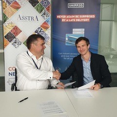 Dmitry Lagun, AsstrA-Associated Traffic AG Group President (links) en Lucien Besse, COO en mede-oprichter van Shippeo (rechts), gaan strategische samenwerking aan.