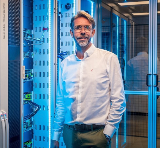 "Onze datacenters, waaronder de AMS01-faciliteit in Amsterdam, zijn perfect in staat om flexibel een grote verscheidenheid aan technologieën te huisvesten, waaronder ook OCP,” zegt Joris te Lintelo, Vice President bij maincubes.