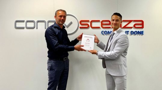 Niels van Dijk, Algemeen Directeur van ConoScenza, ontvangt uit handen van Serge Schulte, Channel Manager bij Huawei Enterprise Business Group, het Gold Partner certificaat. 