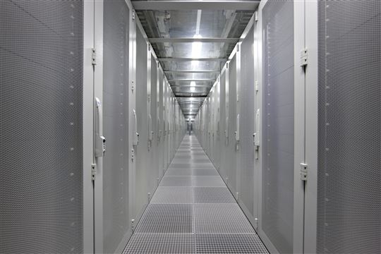 Een ‘koude gang’ in een van de NorthC datacenters.