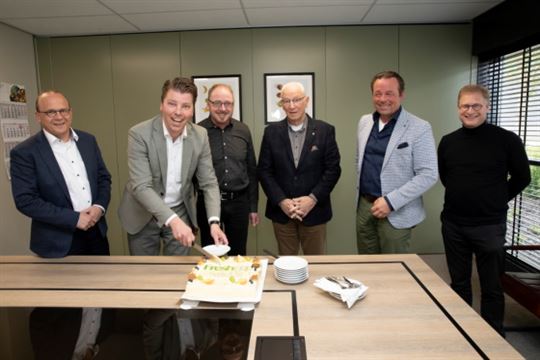 Op de foto v.l.n.r. Dirk-Willem Huisman (Fresh IT Services), Hans de Wit (Fresh IT Services), Burkhard Weitz (FreshERP), Hans Erkamp (coöperatie Caswell / FreshERP), Bram Troost (Lehmann & Troost) en Albert van Zijverden (Fresh IT Services).