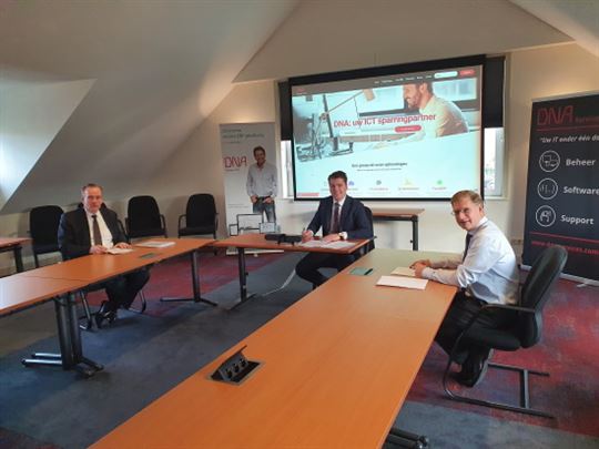 Op de foto v.l.n.r. Niek de Rijk, Hans de Wit en Albert van Zijverden bij het officiële tekenmoment