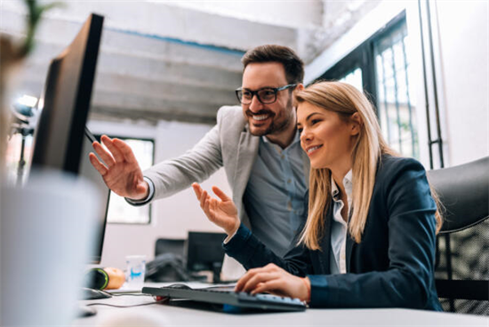 85% van medewerkers wordt gestimuleerd AI te gebruiken, maar 42% weet niet waarom, blijkt uit Culture Amp’s 2026 AI at Work Benchmark