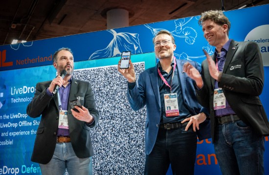 Eerste volledig offline gegevensoverdracht door Constantijn van Oranje op CES
