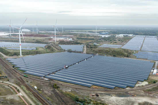 Cegeka bouwt aan een klimaatneutrale toekomst met eigen windturbine en zonneparkenergie