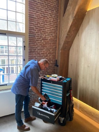 Gepensioneerden van KlusHeeren vullen tekort technici aan bij Hotel Arsenaal